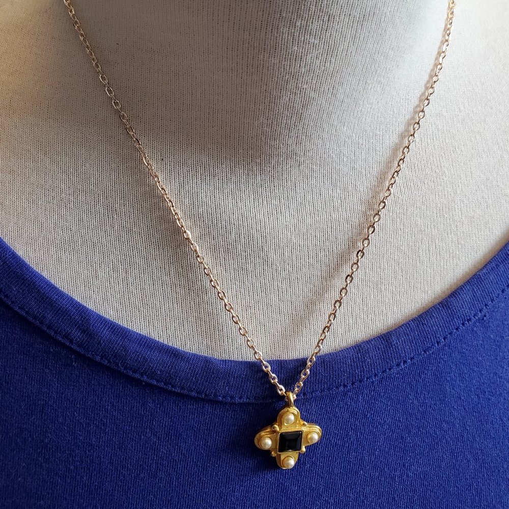 16" Gold Tone Faux Pearled Small Pendant Necklace